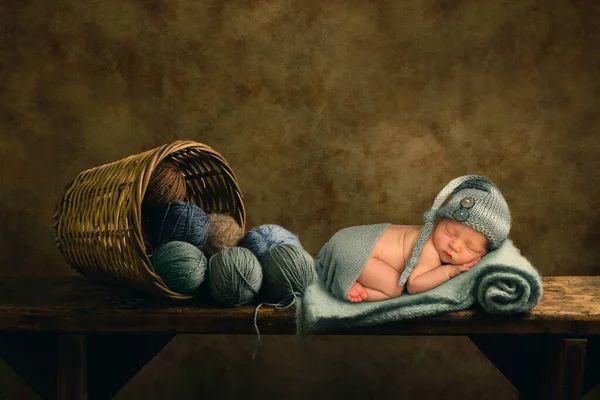 Schattig Klein Pasgeboren Jongetje Van Slechts Dagen Oud Dat Slaapt — Stockfoto