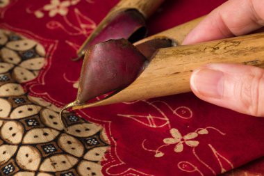 Batik kumaşlar, Endonezya 'da tekstil sanatı olan krem ve sıcak balmumuyla yapılır..