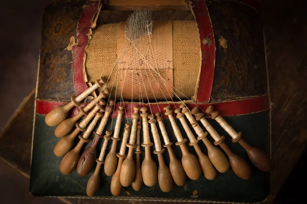 Античне Фламандське Мереживо Виготовляє Подушку Дуже Старими Дерев Яними Боббінами — стокове фото