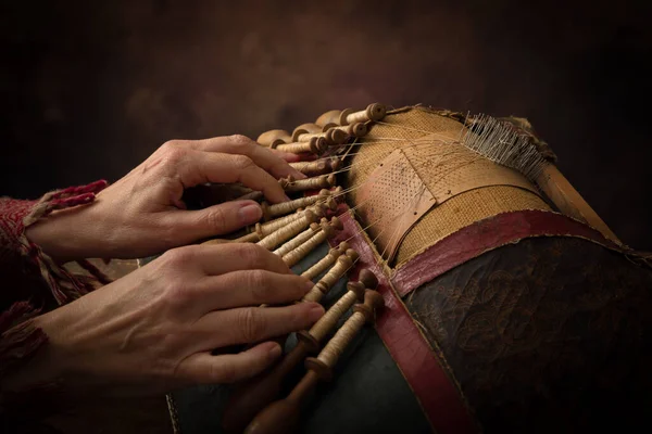 Χέρια Μιας Γυναίκας Που Εργάζεται Ένα Αρχαίο Φλαμανδικό Μαξιλάρι — Φωτογραφία Αρχείου