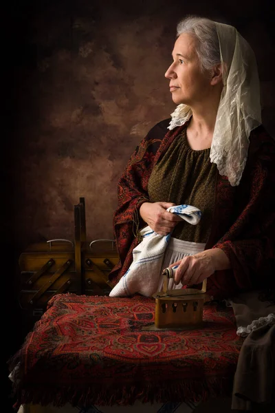 Vieja Vestido Victoriano Trabajando Con Una Antigua Plancha Carbón Sobre —  Fotos de Stock