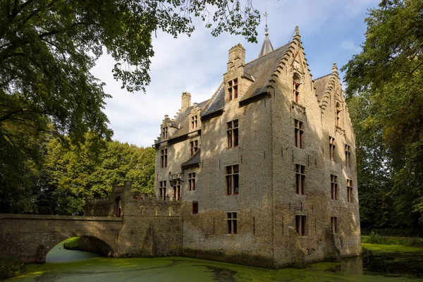 Skrytý Klidném Parku Leží Krásný Středověký Hrad Postavený Století Flandrech — Stock fotografie