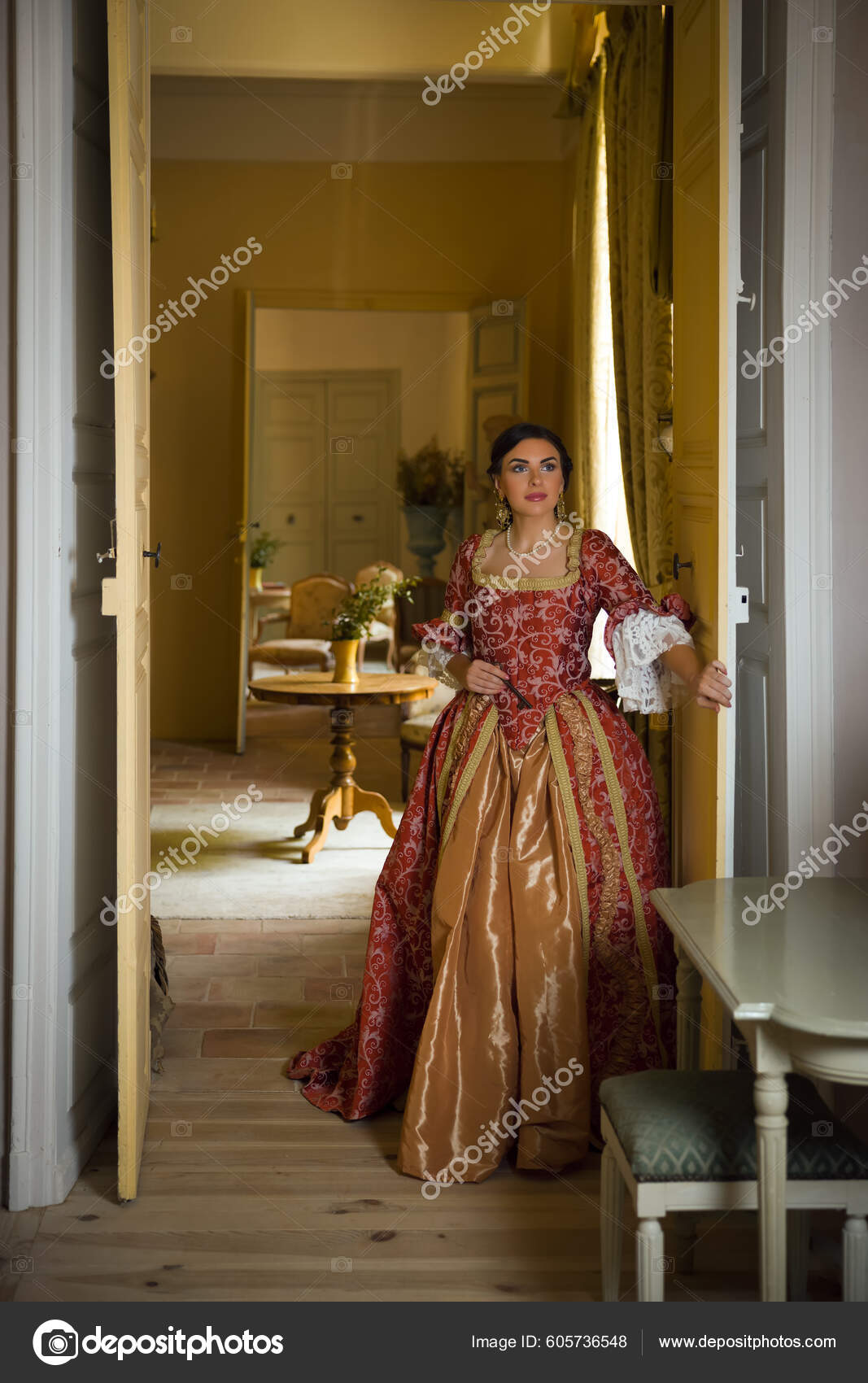 Beautiful Woman Late Renaissance Costume Posing Open Doors Medieval Castle Stock-foto Klanneke