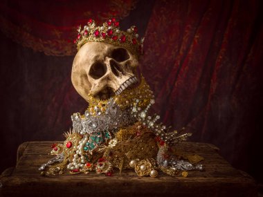 Mücevherlerle, değerli mücevherlerle ve altın kralın tacıyla dolu bir hazine sandığının romantik görüntüsü.