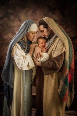 Gururlu ebeveynler 8 günlük bebekleriyle Noel İsa 'nın doğumu sahnesini canlandırırken