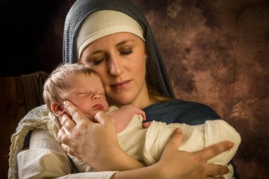 8 günlük bir erkek bebeğin gerçek annesinin Bakire Meryem ve Bebek İsa 'yı oynadığı Noel sahnesini canlandırın.
