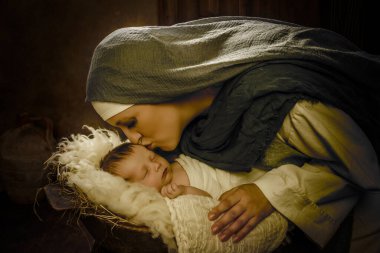 8 günlük bir erkek bebeğin gerçek annesinin Bakire Meryem ve Bebek İsa 'yı oynadığı Noel sahnesini canlandırın.