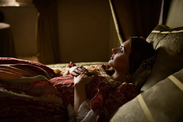 Chambre Médiévale Dorée Avec Beau Lit Baldaquin Une Dame Robe — Photo
