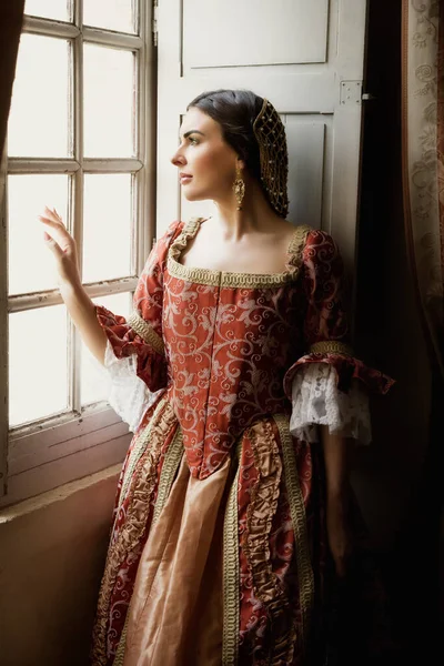 Жінка Автентичному Ренесансному Костюмі Головному Уборі Стоїть Біля Свого Вікна — стокове фото