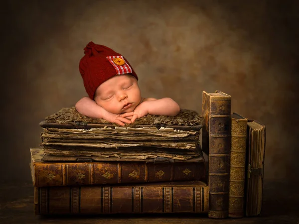Adorable Niño Recién Nacido Solo Días Edad Durmiendo Libros Antiguos — Foto de Stock