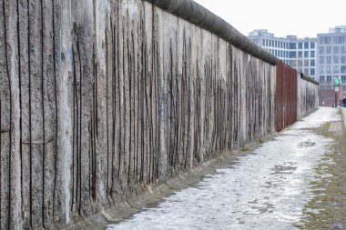 Berlin, Almanya, Mart 2013: Bernhauser 'daki Berlin duvarının bir parçasının bozulması