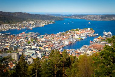 Bergen, Norveç, Mayıs 2015: Güneşli bir günde Norveç 'in Bergen limanında yüksek açı manzarası