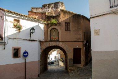 Caceres, İspanya, Nisan 2017: Cuesta del Marques ve İspanya 'nın Extremadura kentindeki eski kasabaya giriş kapısı
