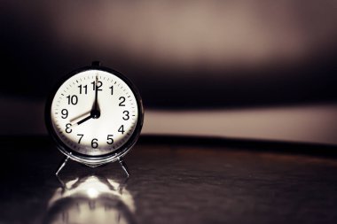 Saat 8: 00 veya 8: 00 'de siyah stil vintage ayarı gösteriliyor. Yakın çekim ve detay