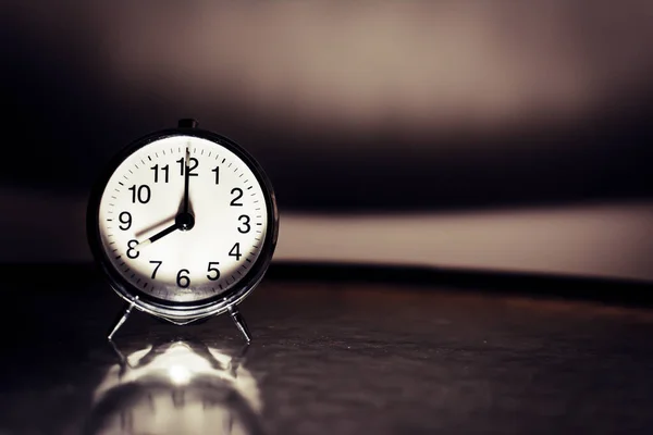 Saat 8: 00 veya 8: 00 'de siyah stil vintage ayarı gösteriliyor. Yakın çekim ve detay