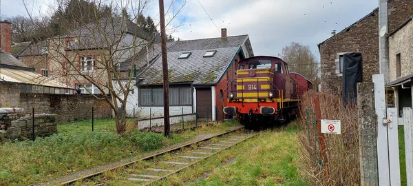 Viroinval, Belçika, Aralık 2021: Viroinval 'deki evler arasındaki dar sokakta tren lokomotifi göründü