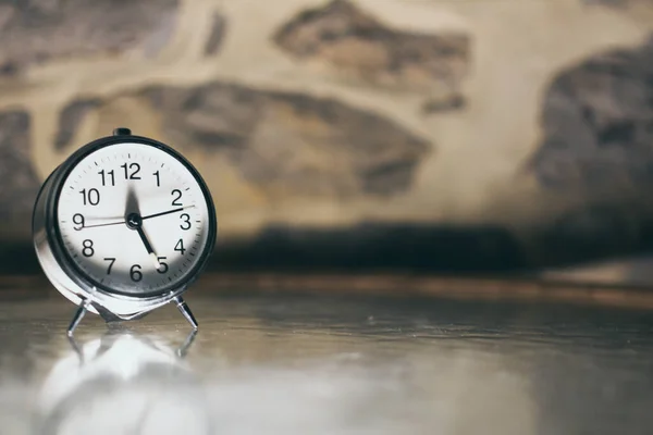 Reloj Analógico Vintage Que Muestra Tiempo Con Espacio Negativo Derecha —  Fotos de Stock