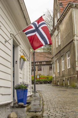 Stavanger, Norveç, Mayıs 2015: Norveç vatanseverliği, Norveç 'in Stavanger kentindeki ahşap evde asılı duran bayrak.