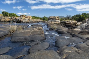 Güney Afrika 'daki Panorama Yolu' ndaki Bourke 'un Şans Çukuru' ndaki Treurrivier 'in düşük açılı görüntüsü