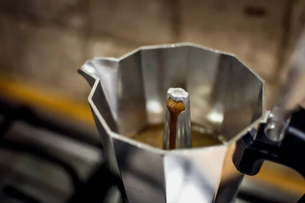 Klasik Soba Fırını ya da kahve demleyen Moka Ot Espresso Makinesi. Yakın çekim ve seçici odaklanma.
