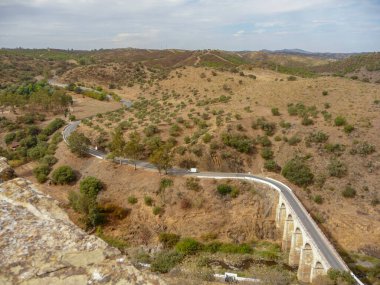 Köprü Ponte de Mertola ve N122 yolu üzerinde görüntü.