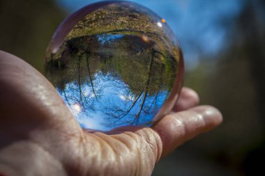Glass Ball Fotoğrafçılık: ters çevrilmiş doğa ve manzara görüntüsü ile el ele tutuşan cam top