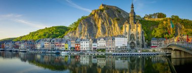 Dinant, Belçika, Mayıs 2022: Wallonia, Belçika 'daki Dinant şehrinde panorma manzarası