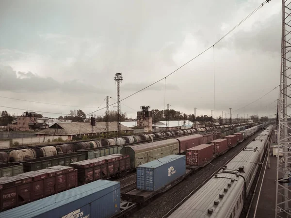 2010年 平成22年 9月ロシア マリインスク鉄道駅でシベリア横断鉄道による長距離貨物 旅客列車 — ストック写真