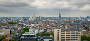 Antwerp, Belçika, Haziran 2022: Antwerp, Belçika 'nın ufuk çizgisinde katedral, Boerentoren, Oudaen kulesi, Sint-Paulus kilisesi ve SD Worx binası ile panorama manzarası.
