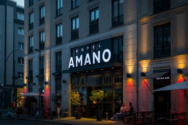 Berlin, Almanya, Haziran 2022: Akşam saatlerinde Berlin, Almanya 'daki Amano oteline bakın.