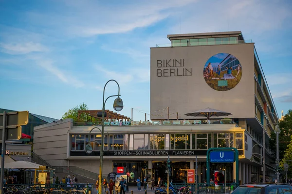 Berlin, Almanya, Haziran 2022, Illustrative Editorial: Zoologischer Garten metro istasyonundaki Bikini Berlin Alışveriş Merkezi.