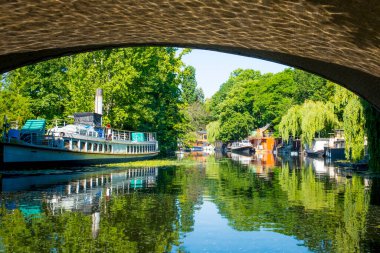 Berlin, Almanya, Haziran 2022: Tiergarten 'de Berlin' deki Spree Nehri 'nde yüzen ev görüntüsü