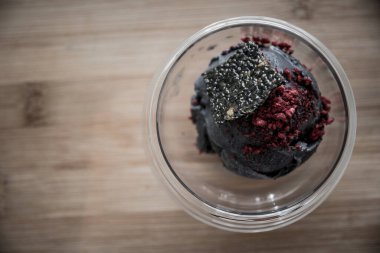 Bir kase tofu bazlı dondurma ve siyah susam tohumu. Tamamen vejetaryen bir bitki.