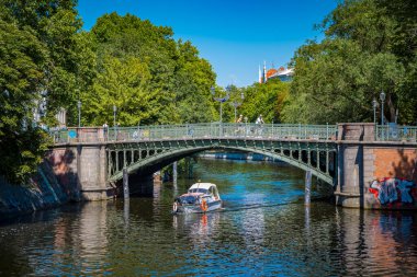 Berlin, Almanya, Haziran 2022: Berlin 'deki Neukolln ve Kreuzberg sınırındaki Landwehr kanalı üzerindeki Amiralbrucke köprüsüne bakın
