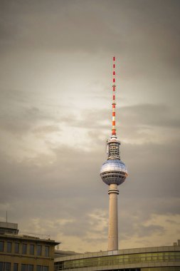 Berlin, Almanya, Haziran 2022: Berlin 'in akşam saatlerinde Fernsehturm Berlin TV kulesiyle gökyüzünün Vetical çekimi.