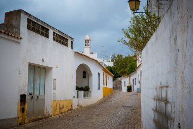 Alte, Portekiz, Eylül 2022: Portekiz 'in Algarve kentindeki Alte caddelerine bakın..