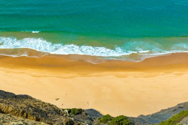 Portekiz 'deki Algarve' nin el değmemiş ve boş sahillerinden birinin yüksek açılı görüntüsü..