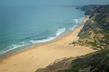 Portekiz, Algarve 'deki Vila Do Bispo yakınlarındaki Cordoama Plajı' nda yüksek açı.