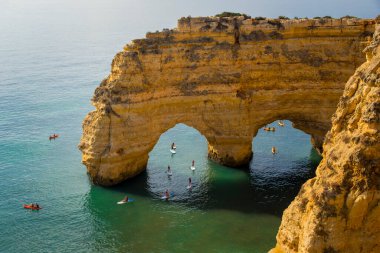 Lagoa, Portekiz, Eylül 2022: Portekiz 'deki Algarve Sahili' nde Arco Natural 'ın altında kano ve yiyecek satışı yapan tahtalar.
