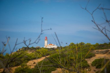 Carvoeiro, Portekiz, Eylül 2022: Alfanzina deniz fenerine Portekiz 'in Algarve sahili boyunca uzanan yedi asma vadi yürüyüşünde uzaktan bakın.