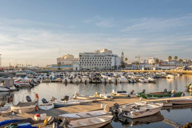 Faro, Portekiz, Eylül 2022: EVA Senses oteli ile Faro limanı veya deniz manzarası.