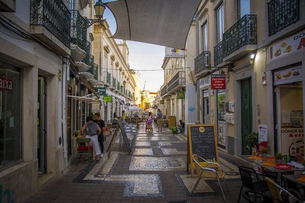 ポルトガルのファロ2022年9月 ファロの旧市街にレストランやバーがある居心地の良い通りで見る — ストック写真