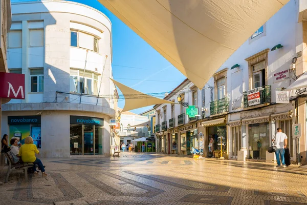 ファロ ポルトガル 2022年9月 サンカバー付きファロ居心地の良いショッピングストリートでの眺め — ストック写真