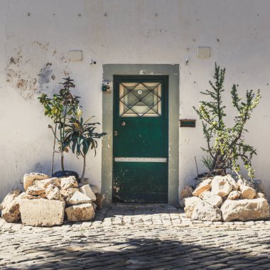 Faro, Portekiz, Eylül 2022: Faro şehrinde geleneksel bir Portekiz evinin kapısına bakın