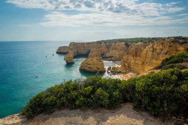 Portekiz, Ponta da Piedade 'deki Algarve sahilindeki kayalıklara bakın..