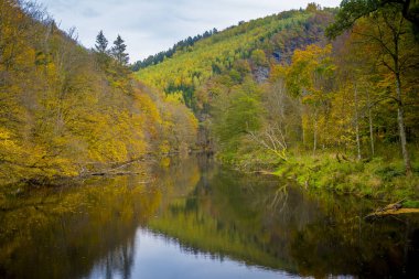 Belçika ulusal parkındaki Ourthe Nehri 'ne bakın. Sonbaharda Belçika' nın Ardennes şehrinde iki Ourthes. Doğada güzellik.