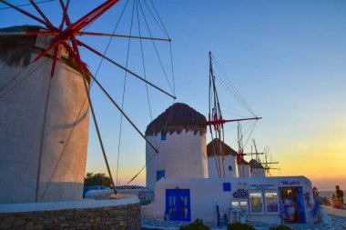 Yunanistan 'ın Mykonos kentindeki ikonik tarihi rüzgar değirmenleri