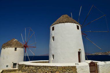 Yunanistan 'ın Mykonos kentindeki ikonik tarihi rüzgar değirmenleri