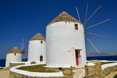 Yunanistan 'ın Mykonos kentindeki ikonik tarihi rüzgar değirmenleri