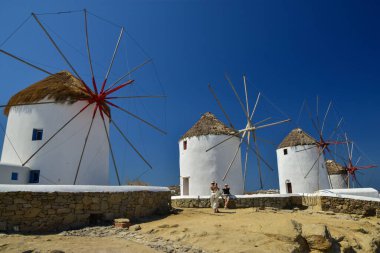 Yunanistan 'ın Mykonos kentindeki ikonik tarihi rüzgar değirmenleri